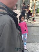 ��С贴���ܰ������棬�Լ����ʱ��ȴ��Ů����������